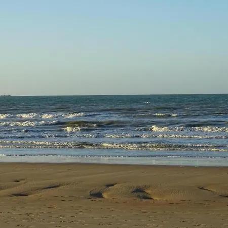 In With Coastal Views, Cleaning Included 公寓 *
